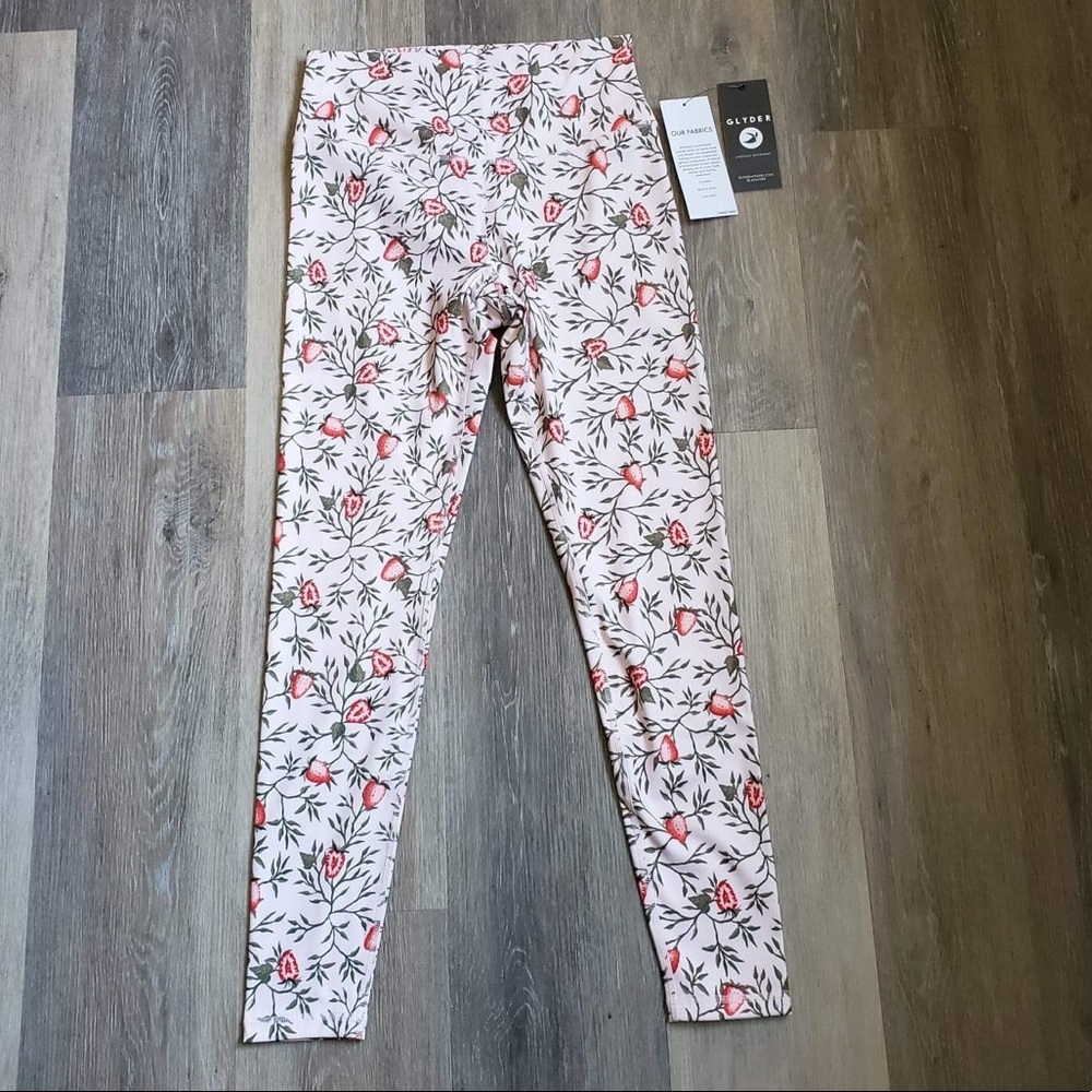 NWT GLYDER SULTRY LEGGING PRINT STRAWBERRY VINES.